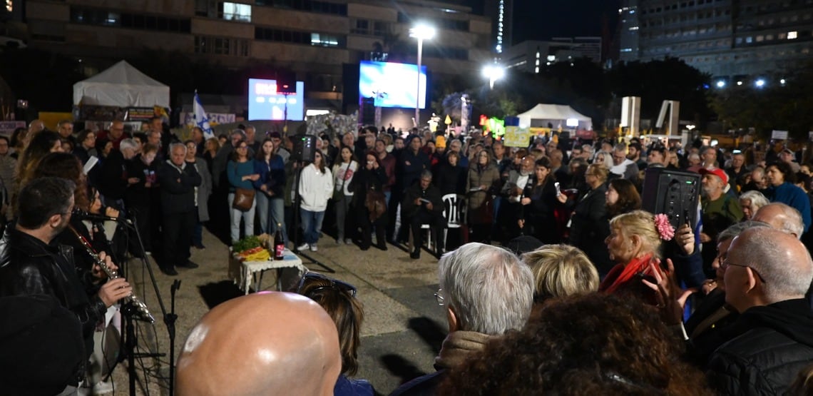 人質集会で解放を訴える人々（筆者撮影）