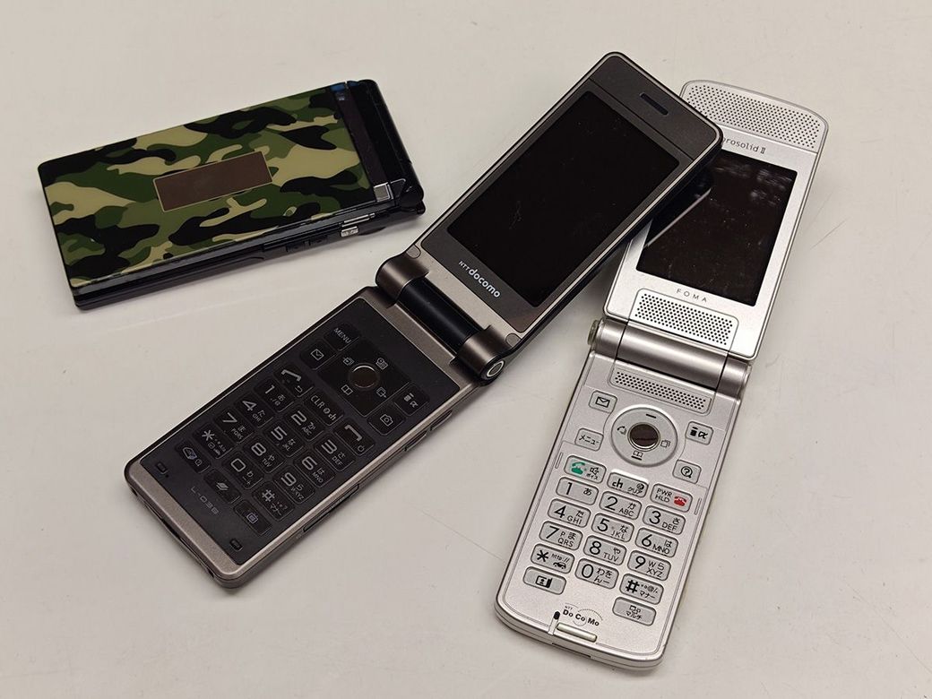 高齢者にはガラケー人気が根強い（筆者撮影）