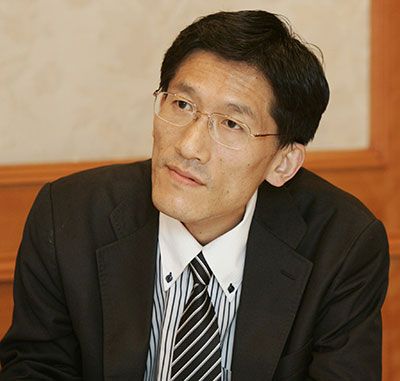諸富祥彦（もろとみ・よしひこ）筑波大学人間学類卒業、同大学院博士課程修了。千葉大学教育学部講師、助教授を経て、明治大学文学部教授。教育学博士。現場教師の作戦参謀、「教師を支える会」代表。臨床心理士、公認心理師、上級教育カウンセラーなどの資格を持つ。著書に、『いい教師の条件』（SB新書）『教師の悩み』 (ワニブックスPLUS新書)『教師が悩んだときに読む本』（図書文化社）など多数。「諸富祥彦のホームページ」（写真：本人提供）