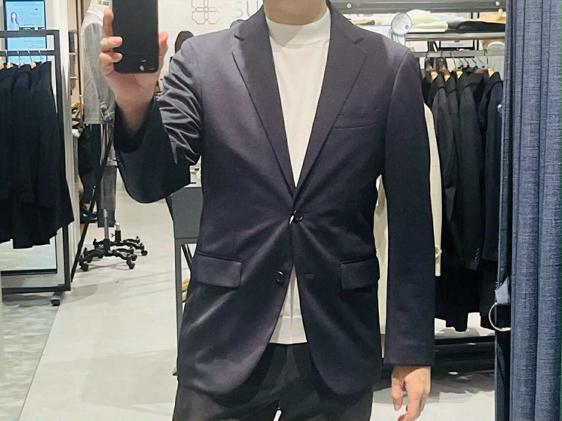 しっかりした肩まわりとストレッチを両立したオフィスカジュアルジャケット（写真：筆者撮影）