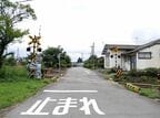 踏切に遮断棒が取り付けられていた