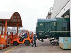 車両所内を移動する瑞風