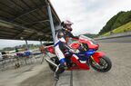 サーキットコースで試乗する筆者