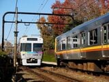 紅葉をバックにすれ違う電車（撮影：南正時）