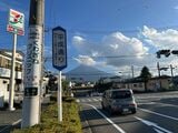 同じくドラマに登場した「平成通り」からも富士山が望めます（筆者撮影）