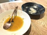 左がオイルソースベースで、右がスープベース。ベースの違いによる麺の吸収率が一目瞭然だ（筆者撮影）