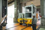 工場内を移動する大阪メトロ400系
