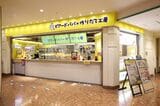 ビアードパパ新橋ウイング店。立地構成比は、ショッピングセンターが約7割、駅・その他が約3割。直近では駅立地での出店が増加傾向にあるようだ（撮影：尾形文繁）