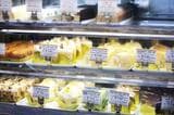 道路側にある売店の様子。整然とケーキ類が並ぶ（撮影：今井康一）