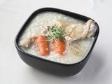 骨つき鶏もも肉とにんじんのお粥（写真提供：鈴木かゆさん）
