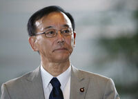 安倍・谷垣ラインが直面する消費税判断 政権の命運左右も