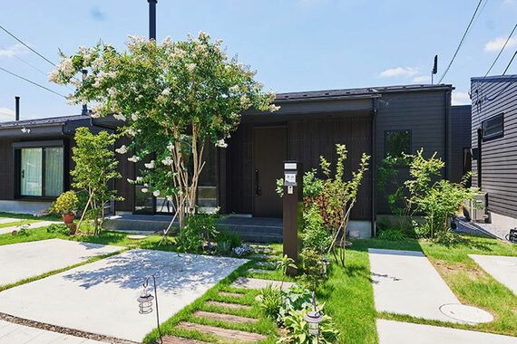 黒の外観がシックな雰囲気の平屋住宅