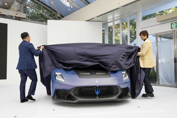 城田優氏によりアンヴェールされる瞬間の「GT2ストラダーレ」（写真：Maserati Japan）