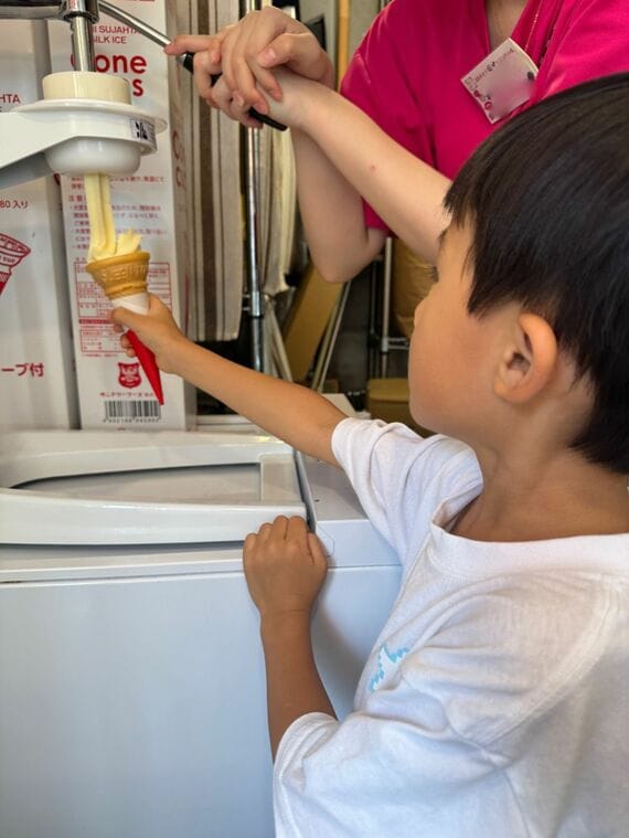 ソフトアイスを作る子ども