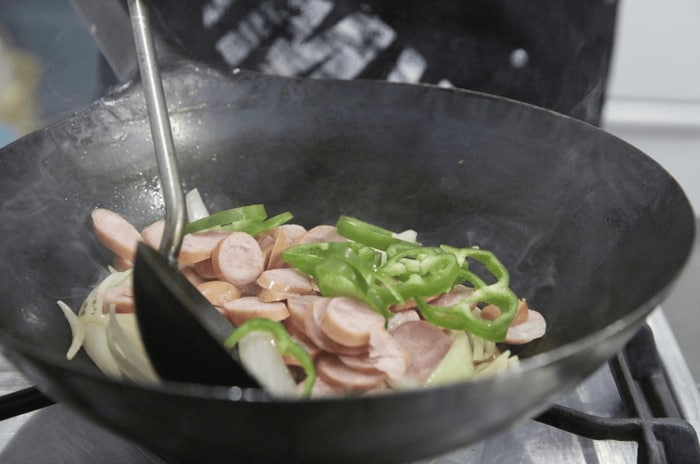 ソーセージ、ピーマンを加えて、炒め合わせます。