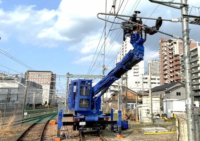 クレーンの先端に搭載され高所作業を行う