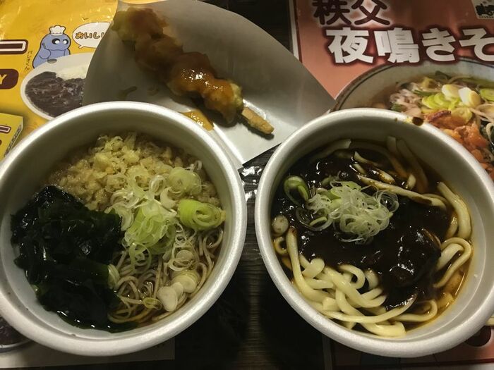 名物の夜鳴きそばとカレーうどん、みそポテト