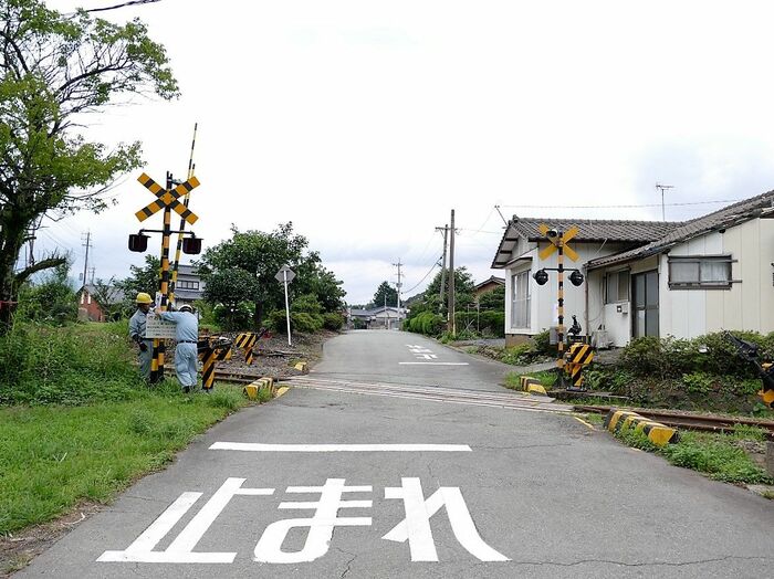 踏切に遮断棒が取り付けられていた