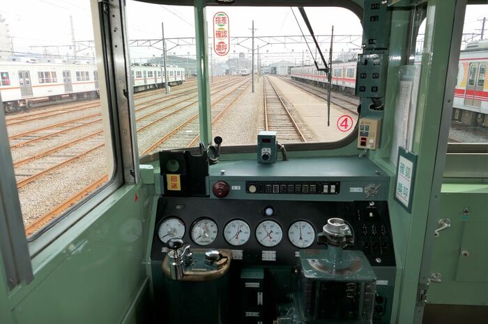 高運転台と曲面ガラスで視界は広い