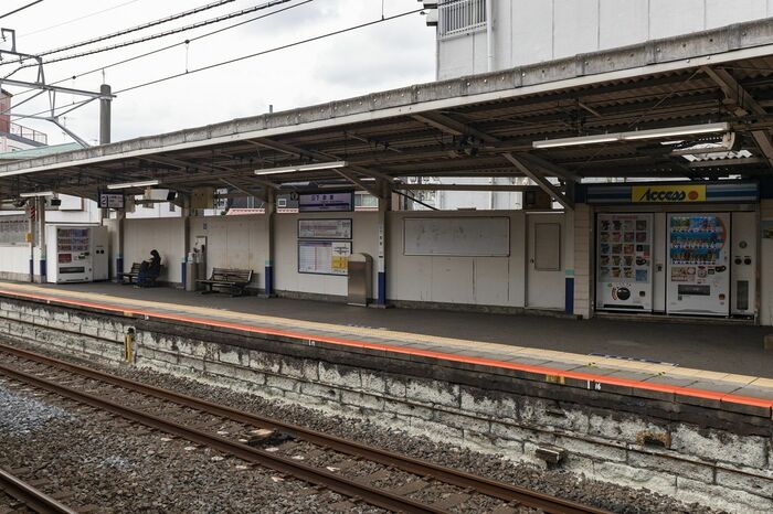 ホームの土台に大谷石が使われているのは東武鉄道らしさ