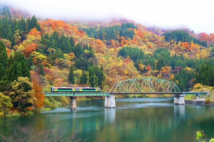 紅葉の第五只見川橋梁