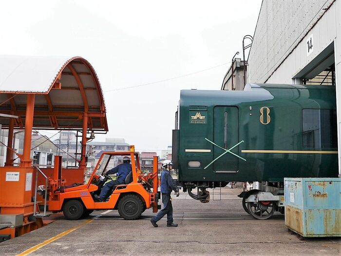 車両所内を移動する瑞風