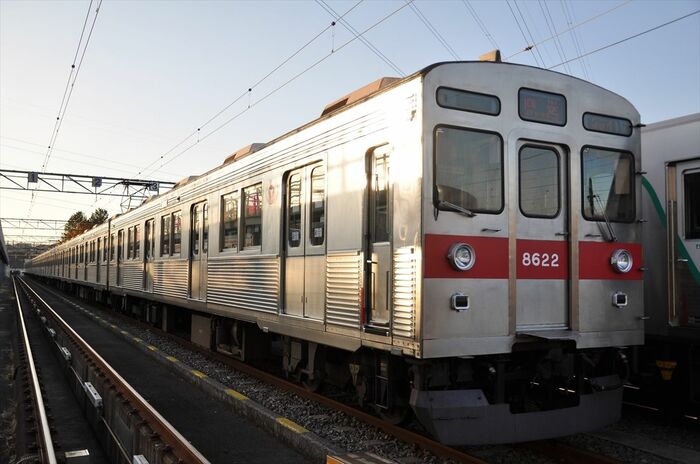 夕陽に輝く現役時の8500系8622号。