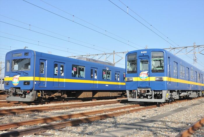 東上線を走った「ブルーバード」塗装の8000系（右）