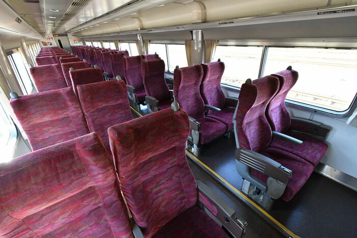 サロ381形を改造したサハ381形の車内。