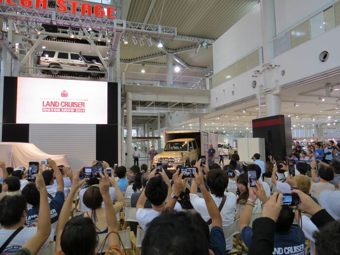 会場のメガウェブにはファンがいっぱい