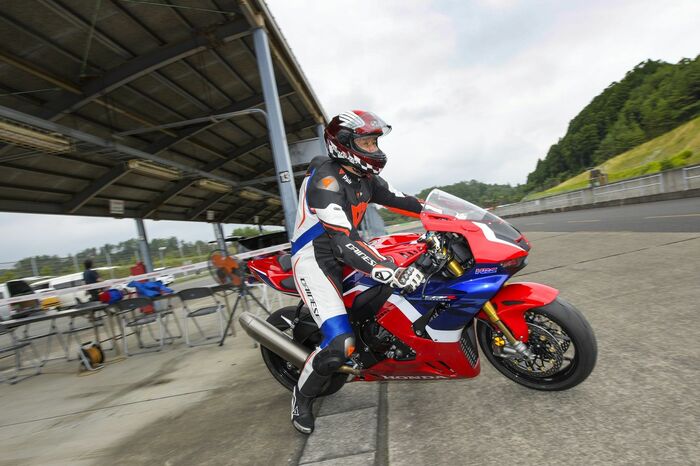 サーキットコースで試乗する筆者