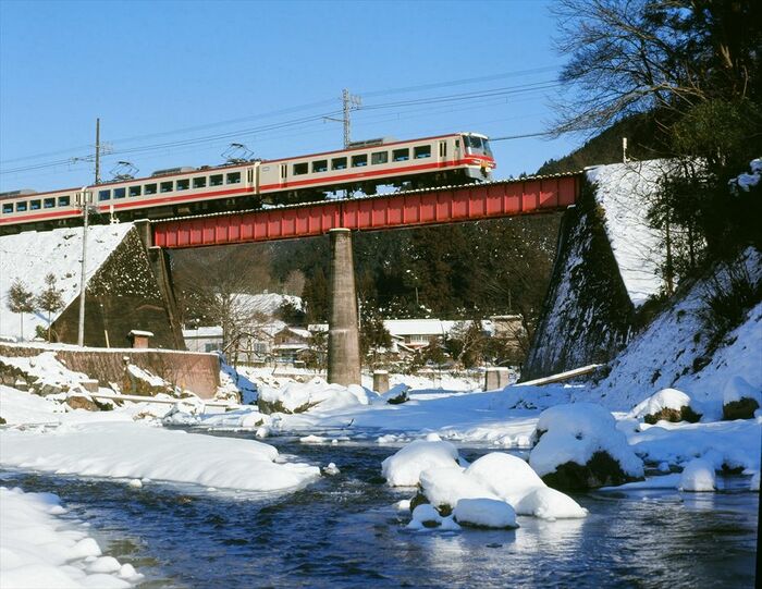 鉄橋を渡るレッドアロー5000系