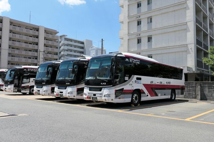 福岡市内の車庫に並ぶ「九州号」