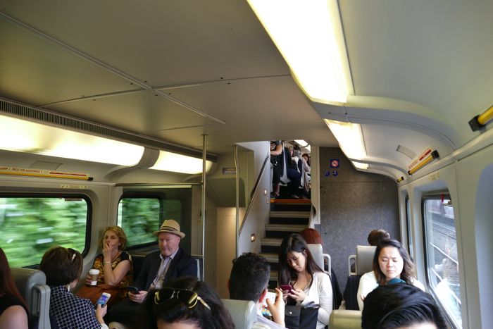 カナダの2階建て通勤列車車内。ゆったりした通勤風景だ