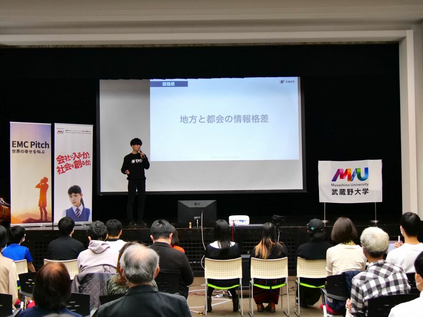 2年生の板本さんは学部が開催したピッチで、自身の事業をオーディエンスに向かってプレゼンテーションする（写真：武蔵野大学提供）