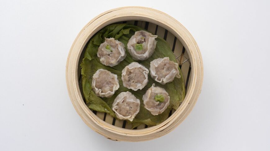 冷めてもおいしいハマのソウルフード、崎陽軒のシウマイ。グリンピースを載せるのではなく餡に練り込むスタイル（写真：元田喜伸／産業編集センター）