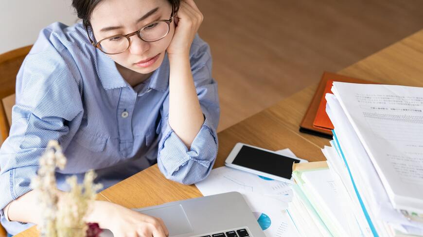リモートワークで仕事時間が増えた、と感じる場合は、時間の区切り方に問題があるのかもしれません（写真：asaya／PIXTA）