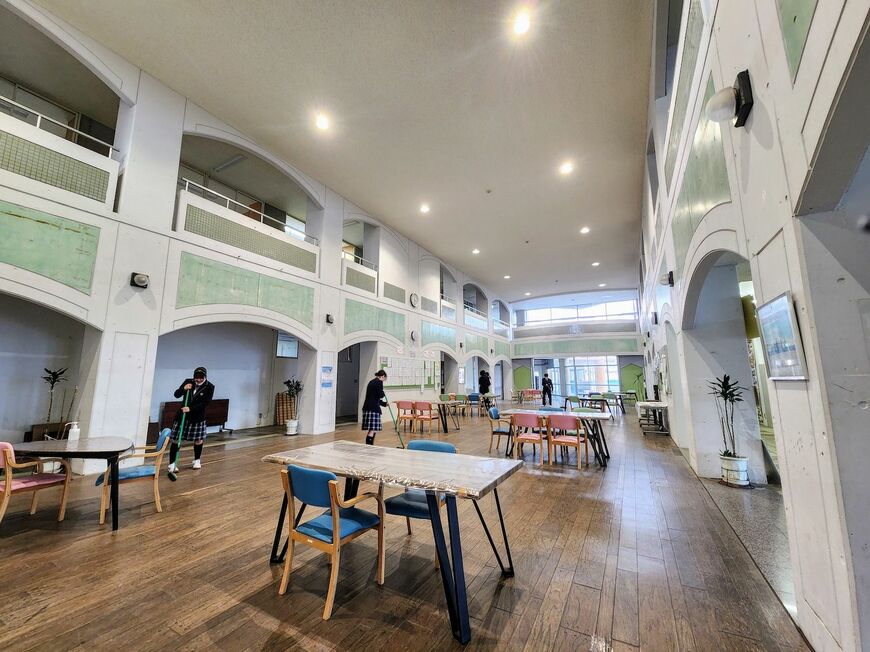 校舎1階にあるホールも生徒たちが掃除する（写真：中島氏撮影）