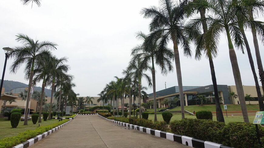 インドのアンドラ・プラテシュ州にあるエーザイのバイザッグ工場の外観