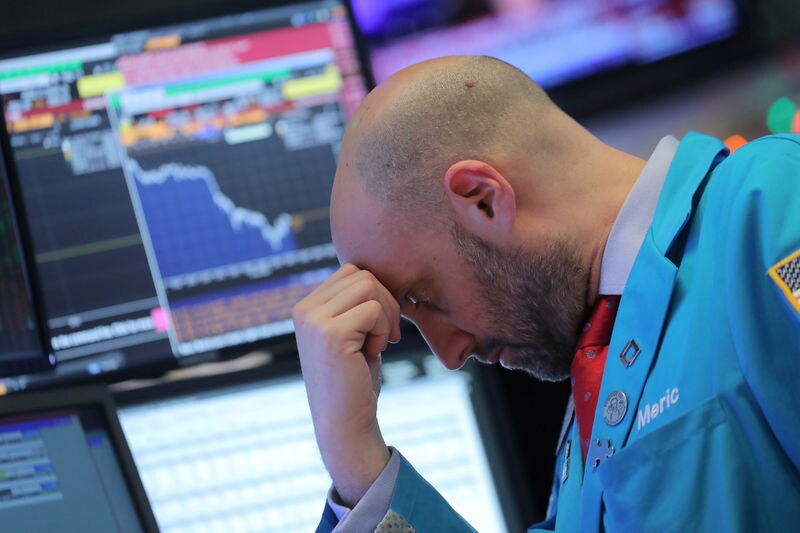 　１２月１７日、米国株式市場は主要３指数がいずれも２％超下落し、Ｓ＆Ｐ５００は終値ベースで１年２カ月ぶりの安値となった。１８─１９日の米連邦公開市場委員会（ＦＯＭＣ）を控え、景気減速を巡る懸念が広がった。ニューヨークで撮影（ロイター/Brendan McDermid）