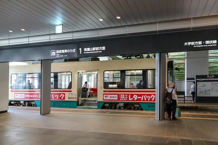 旧来の路面電車の場合、ホームと床に大きな段差が生じるため、車体にステップを設けている（筆者撮影）