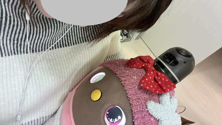 LOVOTを抱っこする鈴木さん