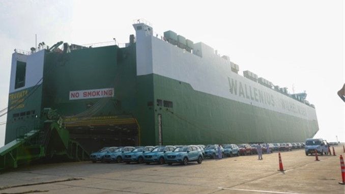 中国の自動車輸出の急増に伴い、運搬船の確保が急務になっている。写真は中国の埠頭で積み込みを待つ上海汽車集団製のEV（同社ウェブサイトより）