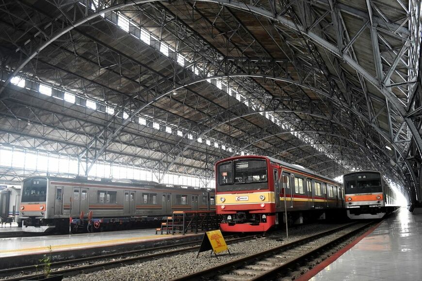 到着したばかりの元武蔵野線と一足先に営業を開始した元武蔵野線が顔を揃える＝2020年4月（筆者撮影）