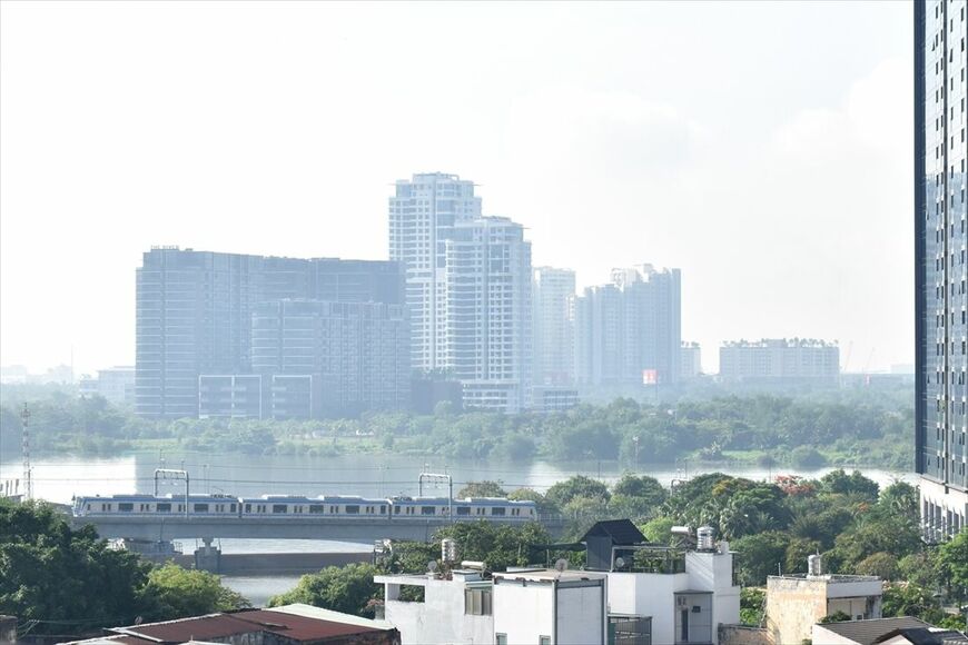 偶然キャッチできたホーチミンメトロ1号線の試験列車。実態はレールの錆取り目的の走行と思われる（筆者撮影）