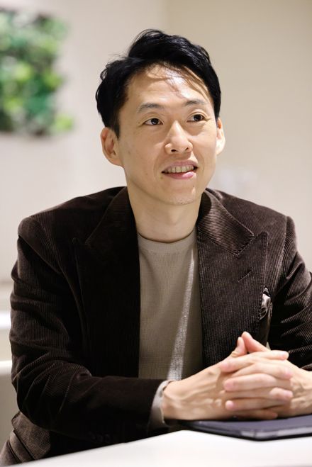 川上昌直（かわかみ・まさなお）／兵庫県立大学国際商経学部教授。1974年大阪府生まれ。福島大学経済学部准教授などを経て、現職。博士（経営学）。「現場で使えるビジネスモデル」を体系づけ、実際の企業で「臨床」までを行う実践派の経営学者。ビジネスの全体像を俯瞰する「ナインセルメソッド」は、規模や業種を問わずさまざまな企業で新規事業立案に用いられ、自身もアドバイザーとして関与している。専門はビジネスモデル、マネタイズ（撮影：尾形文繁）