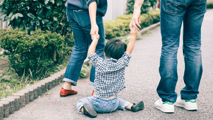 なぜ子どもが「イヤ！」と言うのか？その理由を知れば対処法もわかってきます（写真：プラナ／ PIXTA）