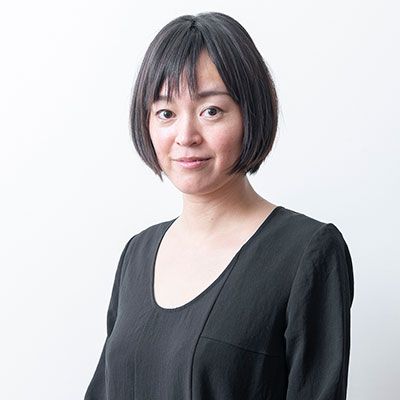 安發明子（あわ・あきこ）フランス子ども家庭福祉研究／通訳1981年鹿児島生まれ。首都圏で生活保護ワーカーとして働いたのち2011年渡仏。一橋大学社会学部、フランス国立社会科学高等研究院健康社会政策学修士、社会学修士。著書に『一人ひとりに届ける福祉が支える フランスの子どもの育ちと家族』（かもがわ出版）、『ターラの夢見た家族生活 親子をまるごと支えるフランスの在宅教育支援』パボ著 安發明子訳(サウザンブックス)ほかhttps://akikoawa.com/