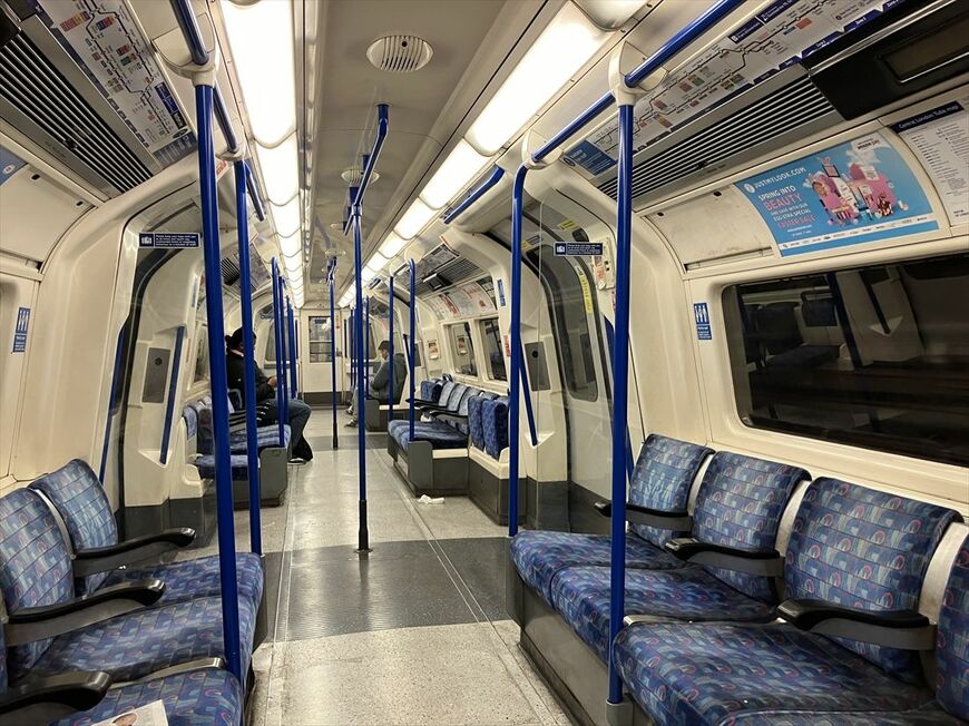金曜朝 ロンドン地下鉄 車内