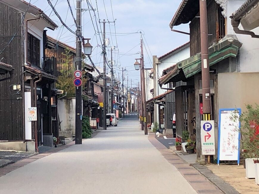 古い町並みは道幅も狭く、グローンスローモビリティがぴったり（筆者撮影）